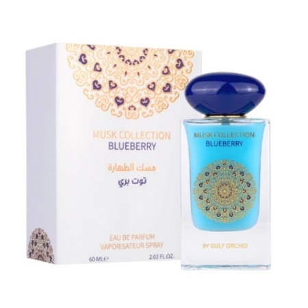 Un flacon de parfum Musk Collection Blueberry de Gulf Orchid, orné d'un motif de mandala bleu et or, est présenté à côté de son coffret décoratif assorti, avec un texte en anglais et en arabe. Dakar