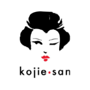Illustration minimaliste d'un visage de femme avec des cheveux noirs stylisés, des lèvres rouges charnues et un léger clin d'œil. En dessous, le texte "kojie-san" apparaît en lettres minuscules avec un point rouge entre les mots. Dakar