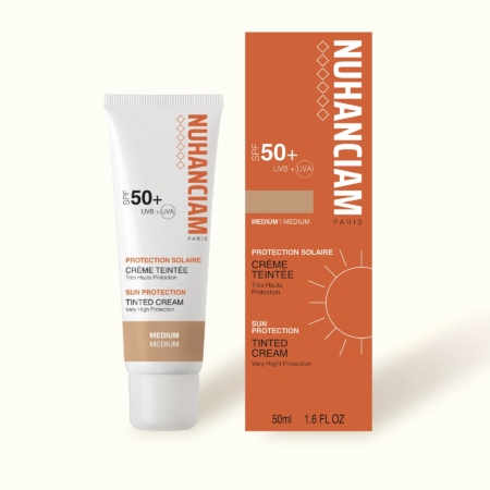 Un flacon de 30 ml de Cerave Sérum Illuminateur à la Vitamine C Skin Renewing. L'emballage est blanc et bleu avec les détails du produit et un graphique de la vitamine C sur la boîte. Dakar