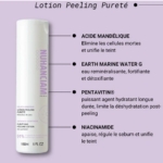 Un flacon de produit étiqueté "Nuhanciam Lotion Peeling Pureté" est présenté à côté d'une liste d'ingrédients clés et de leurs avantages, notamment l'acide mandélique, l'eau de mer, le Pentavitin et le niacinamide sur un fond violet. Dakar