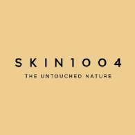 Logo pour SKIN1004, une marque de soins de la peau. L'arrière-plan est de couleur beige clair, avec le nom de la marque "SKIN1004" en lettres capitales noires, et le slogan "THE UNTOUCHED NATURE" en dessous en texte plus petit. Dakar