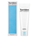 Un tube de 150 ml de Torriden Dive In Mousse Nettoyante à l'Acide Hyaluronique est présenté à côté de sa boîte blanche avec un panneau bleu ; le tube lui-même est blanc, avec un texte noir, et contient la mousse nettoyante. Dakar