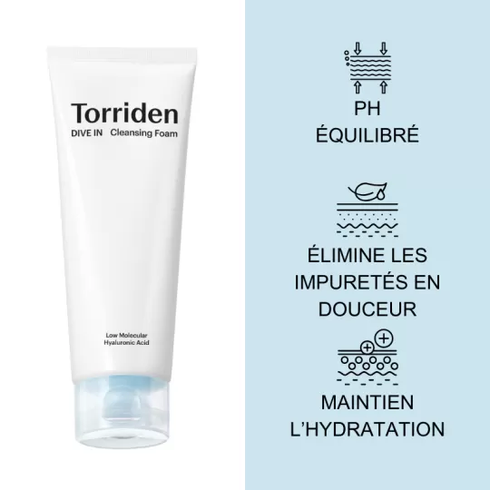 À gauche, un tube blanc de Torriden Dive In Mousse Nettoyante à l'Acide Hyaluronique 150ml. À droite, des icônes et un texte en français soulignent le pH équilibré, le nettoyage doux et l'hydratation longue durée. Fond bleu clair. Dakar
