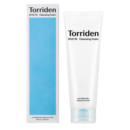 Un tube de 150 ml de Torriden Dive In Mousse Nettoyante à l'Acide Hyaluronique est présenté à côté de sa boîte blanche avec un panneau bleu ; le tube lui-même est blanc, avec un texte noir, et contient la mousse nettoyante. Dakar