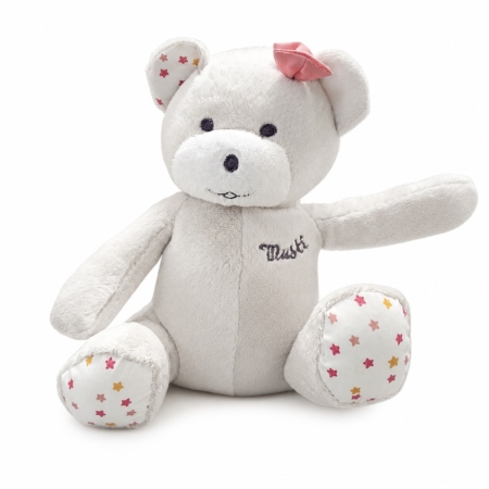 Un ours en peluche gris clair orné d'un nœud rose, d'yeux brodés et de l'inscription « Musti » sur la poitrine. Ses pattes et ses pieds blancs sont parsemés d'étoiles colorées : un cadeau réconfortant après l'utilisation du spray nasal Puressentiel Respiratoire Sinus Express 15 ml. Dakar