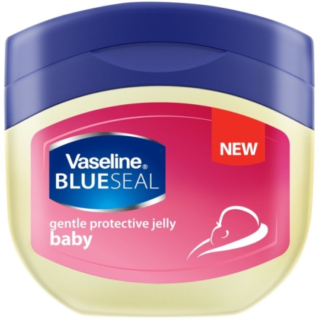 Un contenant de 250 ml de Vaseline Blue Seal Gelée Protectrice Douce pour Bébé avec un couvercle bleu, une étiquette rose, un texte blanc, un contour de bébé stylisé et un signe rouge "NEW" sur le devant. Dakar