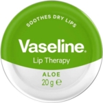 Une boîte ronde de Vaseline Lip Therapy Aloe, 20g, avec un couvercle vert et blanc qui indique "Soothing Dry Lips" et "Aloe" en lettres blanches grasses. Dakar