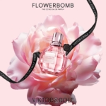 Un flacon rose de Viktor & Rolf Flowerbomb Eau de Parfum pour Femme repose au cœur d'une fleur rose épanouie, rehaussée d'un ruban noir "Viktor & Rolf", le tout sur un fond rose tendre. Dakar