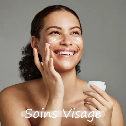 Une femme souriante aux cheveux bouclés et aux épaules nues applique de la crème pour le visage à partir d'un petit pot. Les mots "Soins Visage" et le nom Univers Cosmetix apparaissent en bas de l'image dans une élégante écriture blanche. Dakar