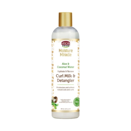Une bouteille d'African Pride Moisture Miracle Curl Milk & Detangler, contenant de l'aloès et de l'eau de coco, avec un bouchon doré et une étiquette blanche décorée d'images de noix de coco et de feuilles. Dakar