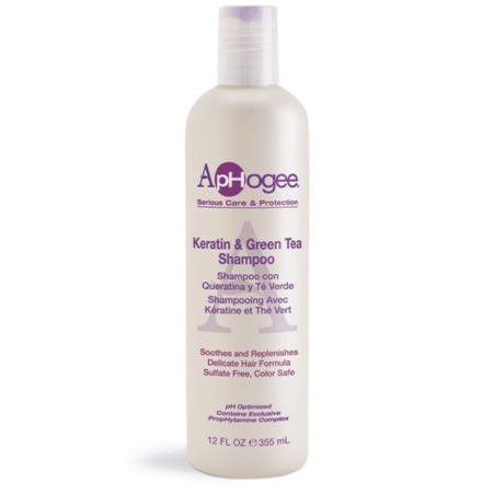 Une bouteille blanche de 355 ml (12 fl oz) du shampooing ApHogee Keratin & Green Tea avec un texte violet, le décrivant comme sans sulfate, sans colorant, et formulé pour apaiser et régénérer les cheveux délicats. Dakar