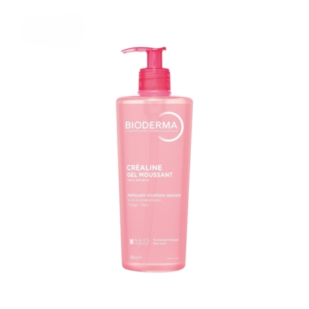 Un flacon rose de Bioderma Créaline Gel Moussant avec un distributeur à pompe, avec un texte blanc et un logo NAOS, conçu pour le nettoyage et l'apaisement du visage. Dakar