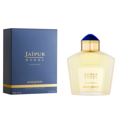 Un flacon de 100 ml de Boucheron Jaipur Homme Eau de Parfum avec un bouchon bleu et or est présenté à côté de son coffret assorti. Dakar