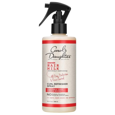 Une bouteille de Hair Milk Curl Refresher Spray de Carol's Daughter avec un embout de pulvérisation noir. L'étiquette met en avant des avantages tels que la définition pour toute la journée, le contrôle des frisottis et la possibilité d'utiliser ce produit pour les boucles, les spirales, les ondulations et les vagues. Dakar