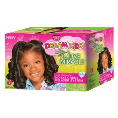 Boîte colorée du système de défrisage Dream Kids Olive Miracle No-Lye Creme, représentant une jeune fille souriante aux cheveux coiffés sur le devant. L'emballage est principalement rose et vert, avec des détails sur le produit et la marque. Dakar