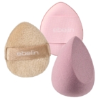 Trois applicateurs de maquillage : une houppette beige avec une lanière en satin, un tampon texturé rose avec la marque "ebelin" et une éponge rose en forme de goutte d'eau, tous destinés à l'application de produits cosmétiques. Dakar