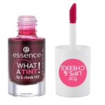 Un flacon ouvert de Essence Encre à Lèvres Couvrance Légère et Blush 2 en 1 What a Tint ! 4,9 ml de liquide rose et un applicateur blanc avec un embout rose, avec "For LIPS & CHEEKS" en lettres roses en gras sur le bouchon. Dakar