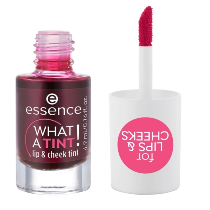 Un flacon ouvert de Essence Encre à Lèvres Couvrance Légère et Blush 2 en 1 What a Tint ! 4,9 ml de liquide rose et un applicateur blanc avec un embout rose, avec "For LIPS & CHEEKS" en lettres roses en gras sur le bouchon. Dakar