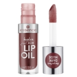 Un tube ouvert d'Essence Hydra Kiss Lip Oil Huile Soin des Lèvres Nude Foncé 4 ml révèle la présence d'une huile pour les lèvres de couleur nude foncée sur l'applicateur. L'emballage transparent est rehaussé de détails roses et argentés. Dakar