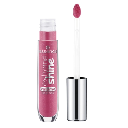 Un tube de brillant à lèvres Essence Extreme Shine Volume en rose, dont le bouchon a été retiré et à côté duquel se trouve un applicateur en forme de pied de biche. Le bouchon est de couleur argent métallique. Dakar