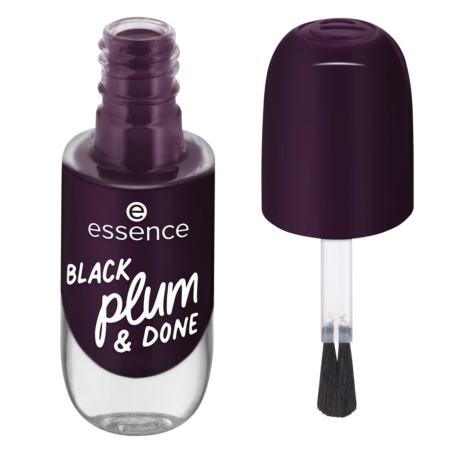 Un flacon de vernis à ongles Essence Black Plum & Done dont le bouchon a été retiré, révélant le pinceau applicateur. Le vernis à ongles est d'une couleur prune foncée et profonde et l'étiquette est claire avec un texte blanc. Dakar