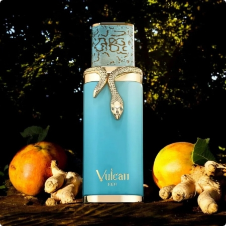 Un flacon de 100 ml de Vulcan Feu Eau de Parfum de French Avenue, de couleur turquoise et orné d'un serpent doré, est exposé parmi des racines de gingembre et des grenades, avec la lumière du soleil et des arbres feuillus en arrière-plan. Dakar
