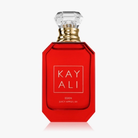 Un flacon de parfum rectangulaire rouge vif étiqueté "Kayali Eden Juicy Apple | 01" avec un col doré et un bouchon clair à facettes sur fond blanc. Dakar