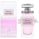 Un flacon de Lanvin Jeanne Paris Eau de Parfum avec un liquide rose clair et un coffret rose assorti. Le flacon est orné d'un ruban en tissu rose et d'un bouchon argenté ; tous deux portent l'étiquette "Jeanne LANVIN". Dakar