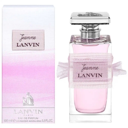 Un flacon de Lanvin Jeanne Paris Eau de Parfum avec un liquide rose clair et un coffret rose assorti. Le flacon est orné d'un ruban en tissu rose et d'un bouchon argenté ; tous deux portent l'étiquette "Jeanne LANVIN". Dakar