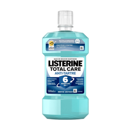Un flacon de 500 ml de Listerine Total Care Bain Bouche Anti Tartre Haleine Fraîche Menthe Arctique avec un liquide bleu clair, un bouchon argenté, une étiquette bleue et blanche présentant six avantages pour une haleine fraîche. Dakar