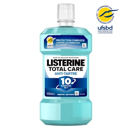 Un flacon de 500 ml de bain de bouche Listerine Total Care Anti-Tartar avec un liquide bleu, étiqueté "10 avantages en 1" et "Menthe Arctique". Le logo de l'UFSD pour la santé dentaire figure dans le coin supérieur droit. Dakar