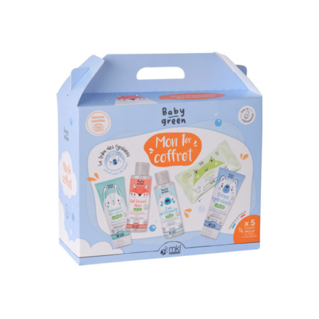 Un coffret bleu clair et blanc étiqueté "Baby green Mon 1er coffret" présente cinq produits de soins pour bébés avec des emballages colorés, y compris des bouteilles et des tubes, sur un fond ludique et illustré. Dakar