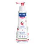 Un flacon blanc de gel nettoyant apaisant pour les cheveux et le corps de Mustela, avec une pompe rose, des illustrations de framboises rouges et des feuilles vertes sur l'étiquette. Le texte est en français et en anglais. Le flacon est de 300 ml. Dakar