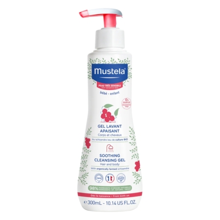 Un flacon blanc de gel nettoyant apaisant pour les cheveux et le corps de Mustela, avec une pompe rose, des illustrations de framboises rouges et des feuilles vertes sur l'étiquette. Le texte est en français et en anglais. Le flacon est de 300 ml. Dakar