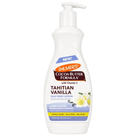 Flacon blanc de la lotion quotidienne pour le corps Palmer's Cocoa Butter Formula Tahitian Vanilla avec un distributeur à pompe, comportant des images de fleurs de vanille et des détails sur le produit sur l'étiquette. Dakar