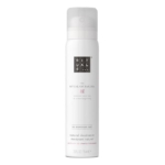 Une boîte blanche de déodorant naturel Rituals The Ritual of Sakura, avec un texte noir et argenté. L'étiquette mentionne "sans sel d'aluminium" et le parfum est "prébiotiques et fleurs de cerisier". La boîte contient 75 ml (2.5 fl oz). Dakar