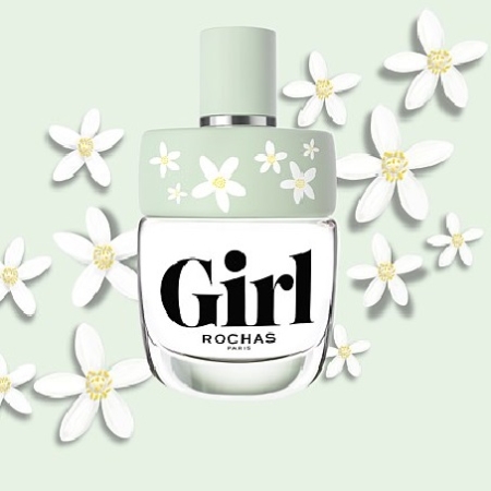 Un flacon de parfum "Girl" de Rochas est présenté sur un fond vert pâle parsemé de fleurs blanches. Le flacon est muni d'un bouchon vert et de motifs floraux assortis aux fleurs du fond. Dakar