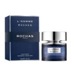Un coffret bleu et un flacon en verre bleu assorti contenant l'eau de toilette « L'Homme Rochas » de Rochas, 100 ml, ornés de détails argentés et d'étiquettes blanches indiquant le nom de la marque et du produit. Dakar