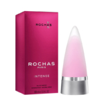 Une boîte de parfum rose Rochas Paris Intense se trouve à côté d'un flacon de parfum élégant, en forme de cône, avec une base argentée et un corps rose givré. Le flacon contient 100 ml d'eau de parfum. Dakar