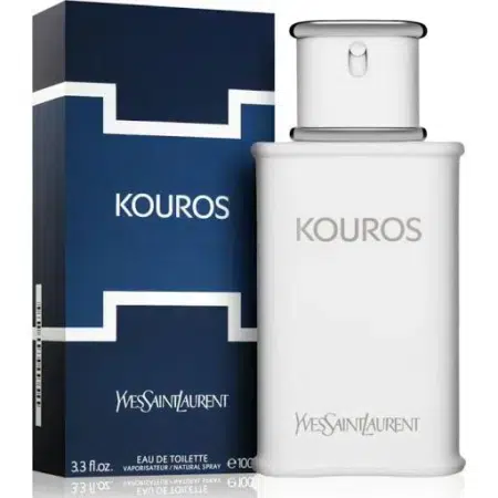 Un flacon d'eau de toilette Yves Saint Laurent Kouros se trouve à côté de son coffret bleu foncé et blanc, tous deux portant le nom de la marque et du produit. Le flacon est blanc avec un bouchon argenté et contient 100 ml. Dakar
