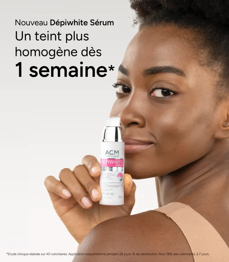 Une femme aux cheveux courts et bouclés tient un flacon d'ACM Dépiwhite Sérum d'Univers Cosmetix, avec un léger sourire. Le texte en français sur l'image annonce un teint plus uniforme en une semaine, avec des détails supplémentaires sur le produit et l'étude scientifique. Dakar