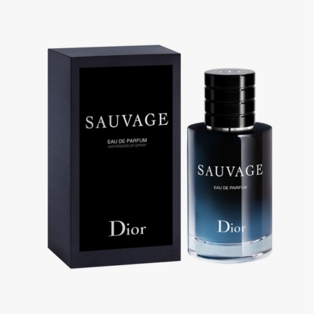 Un flacon de Dior Sauvage Eau de Parfum se trouve à côté de son coffret noir assorti, tous deux comportant un texte blanc sur un fond dégradé foncé. Dakar