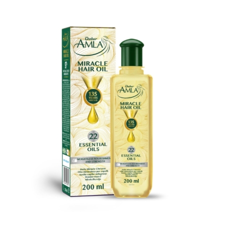Un flacon de 200 ml de l'huile capillaire Dabur Amla Miracle avec un bouchon vert est présenté à côté de sa boîte assortie. Tous deux sont ornés d'un motif en forme de goutte d'or, mettant en évidence les mentions "22 Essential Oils" et "135 Years of Trust" sur les étiquettes avant. Dakar