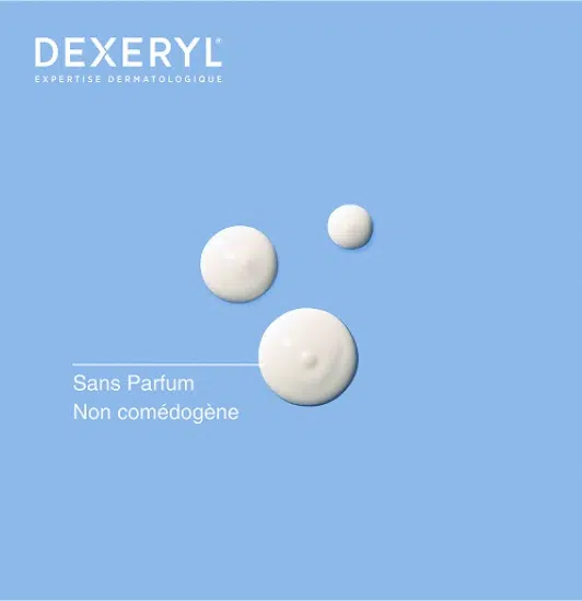 Fond bleu clair avec trois gouttes de lotion blanches. Le texte indique "DEXERYL Expertise Dermatologique" et "Sans Parfum, Non comédogène" avec une ligne pointant vers une goutte de lotion. Dakar
