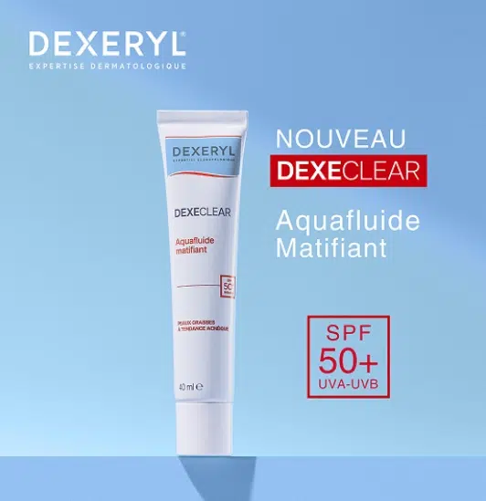 Un tube de crème solaire DEXERYL DEXCLEAR Aquafluide Matifiant SPF 50+ se tient droit sur un fond bleu clair, avec un texte soulignant sa nouvelle formule et sa haute protection UVA-UVB. Dakar