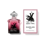 Un flacon du parfum La Petite Robe Noire de Guerlain est présenté à côté de sa boîte assortie. Tous deux présentent une silhouette de robe noire et une écriture élégante sur un fond blanc et rose. Dakar
