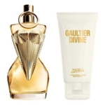Un flacon de parfum doré et sculpté en forme de torse stylisé se trouve à côté d'un tube blanc étiqueté "Gaultier Divine", lotion pour le corps de Jean Paul Gaultier. Dakar