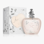 Un flacon rose pâle de 100 ml de Jeanne Arthes Amore Mio Eau De Parfum Pour Femme avec des accents floraux argentés et un bouchon en forme de bijou se trouve à côté de son coffret assorti, tous deux ornés de motifs de vigne et de papillons. Dakar
