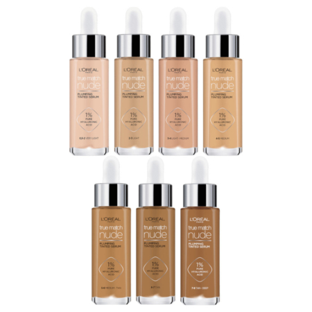 Sept flacons de L'Oréal Sérum Teinté Repulpant True Match Nude pour Unifier le Teint 30ml sont disposés en deux rangées, présentant différentes nuances de clair à foncé. Chaque flacon est muni d'un bouchon compte-gouttes avec le numéro et le nom de la teinte visibles. Dakar