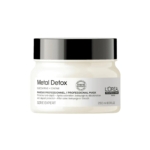 Un pot blanc de 250 ml de L'Oréal Masque Protecteur Metal Detox avec un couvercle noir, portant des étiquettes noires, grises et blanches, conçu pour le soin professionnel des cheveux après coloration, balayage ou décoloration. Dakar